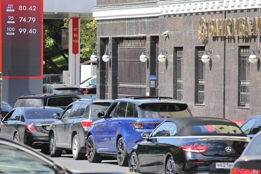 Why are queues forming at petrol stations again? Opinion of "RG" Experts