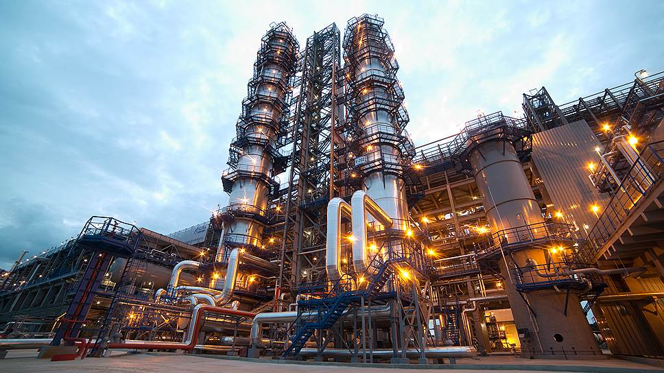 Transitioning to Green: Global Oil Refining to Decline by 20% by 2035